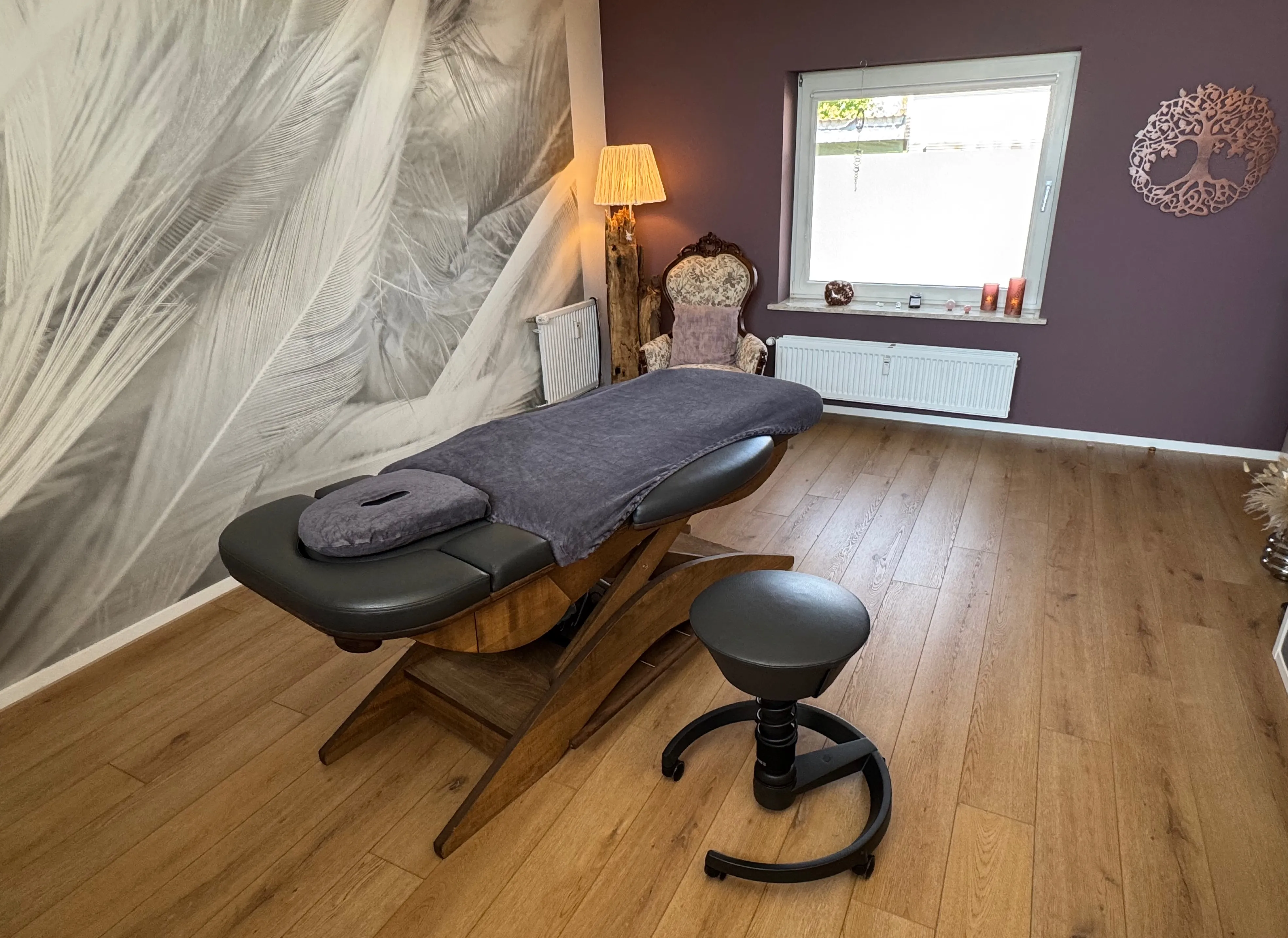 Praxisraum Ansicht1 zeigt eine Behandlungsliege und einen Raum mit gemütlichem, entspannendem Ambiente