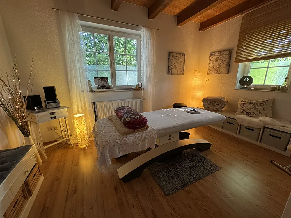 Praxisraum Ansicht2 zeigt eine andere Perspektive des Raume mit gemütlichem, entspannendem Ambiente und die Massageliege